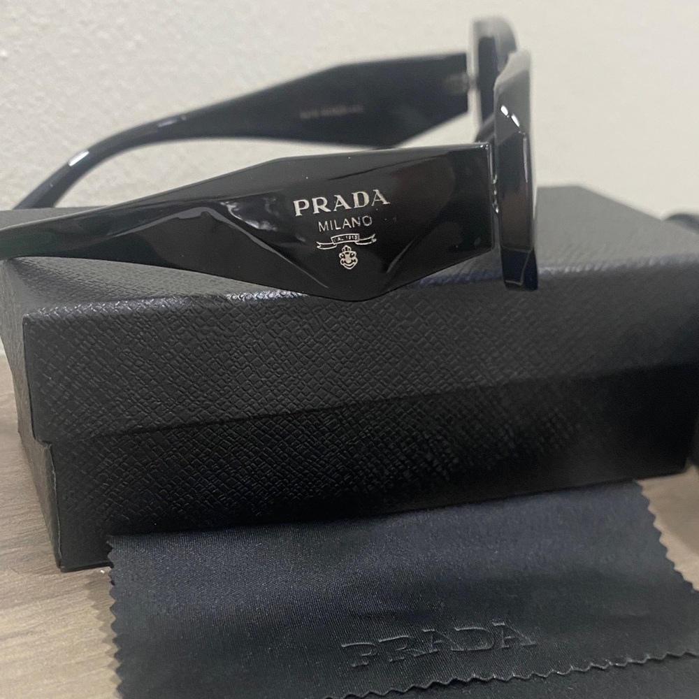 Fashion Sleek Black Sunglasses - Picture 3 of 6